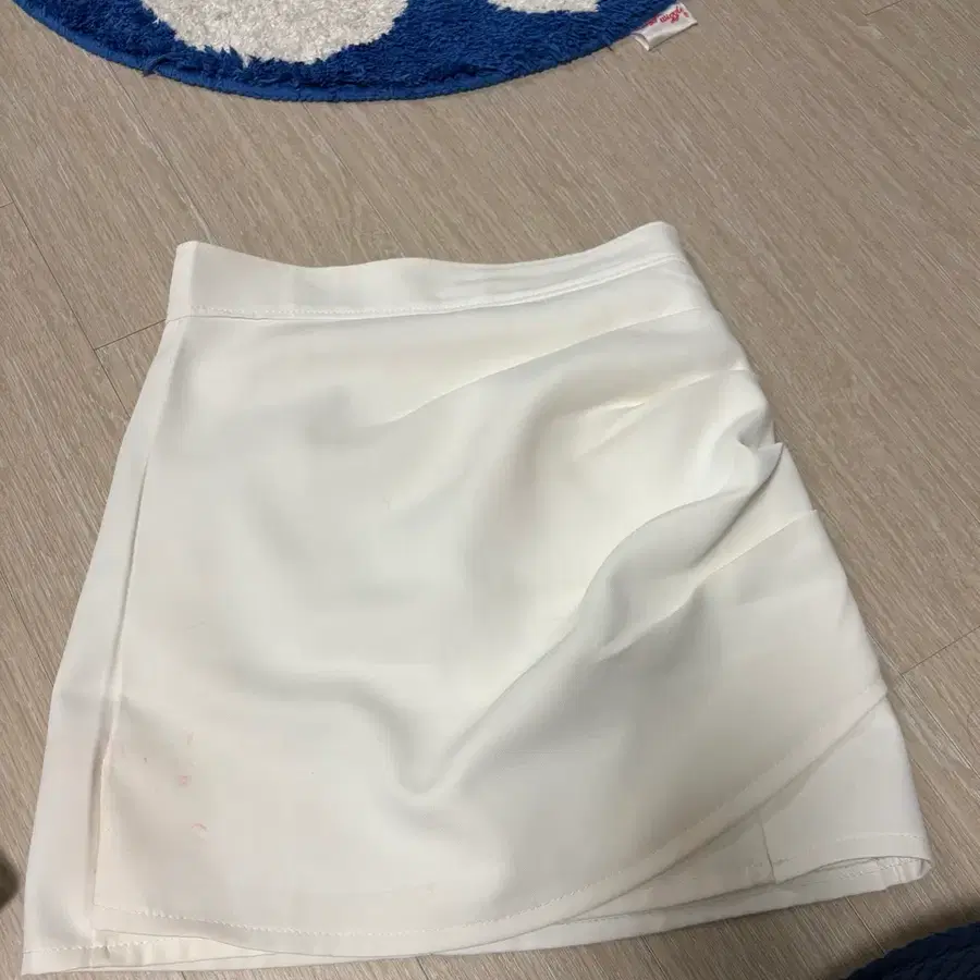 화이트 랩 스커트