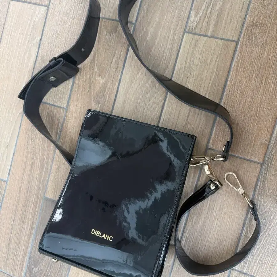 디아이블랑 에나멜 미니백 블랙