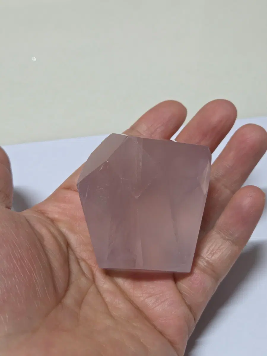 [천연원석] 영롱한 분홍빛 로즈쿼츠(장미수정) 다면 프리폼 오브제 110.7g