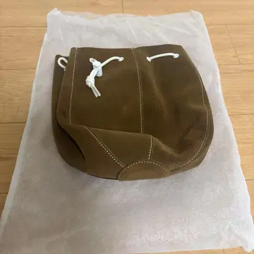 핸더 스킴 스웨이드 복조리 백 브라운