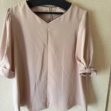 [택 포함] 쿠튀르 브로치 소매 리본 디자인 하트넥 블라우스