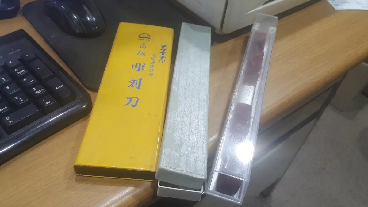 일본 조각도와 나무 펜대 등