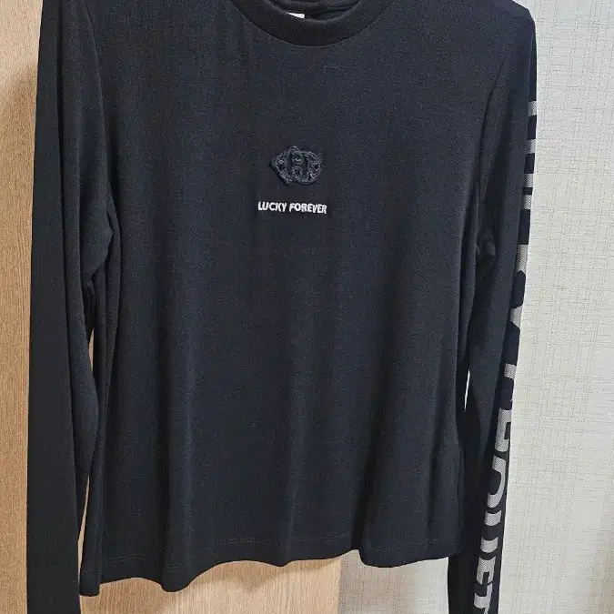 럭키슈에뜨블랙 긴팔티 (정품36
