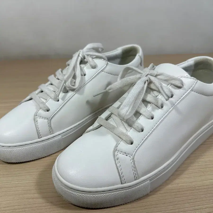 티아모 스니커즈 225