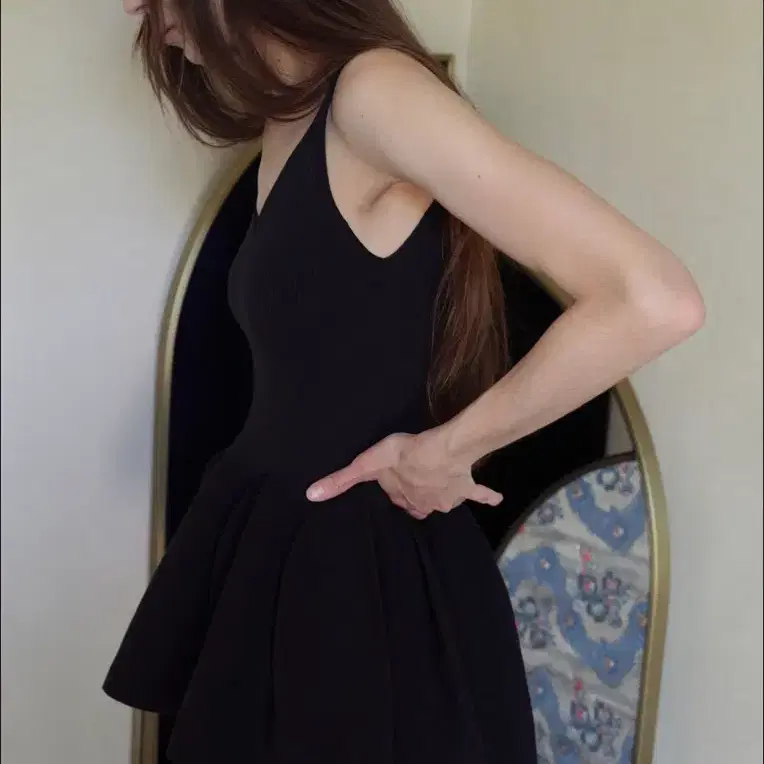 보웬 홀가먼트 페탈 슬리브리스 탑 블랙 새상품 이제 못 구하는 제품