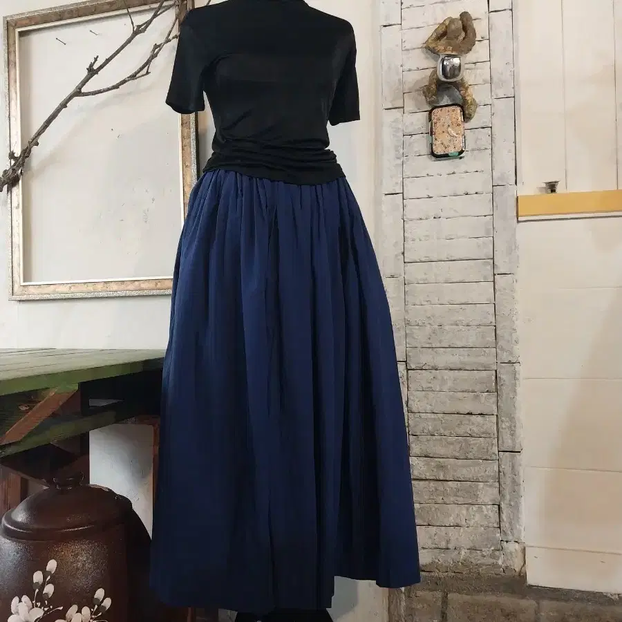 상의 블랙 터틀넥 반팔 + 하의 네이비 롱 스커트
