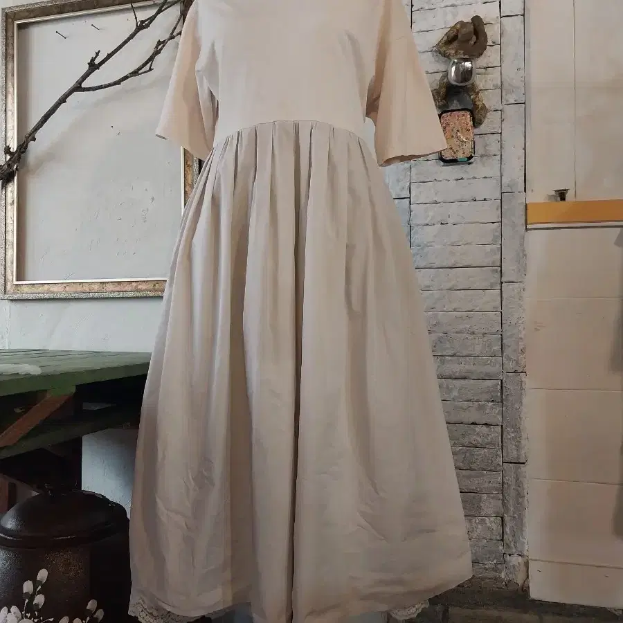 베이지색 플레어 원피스 레이스 롱 원피스
