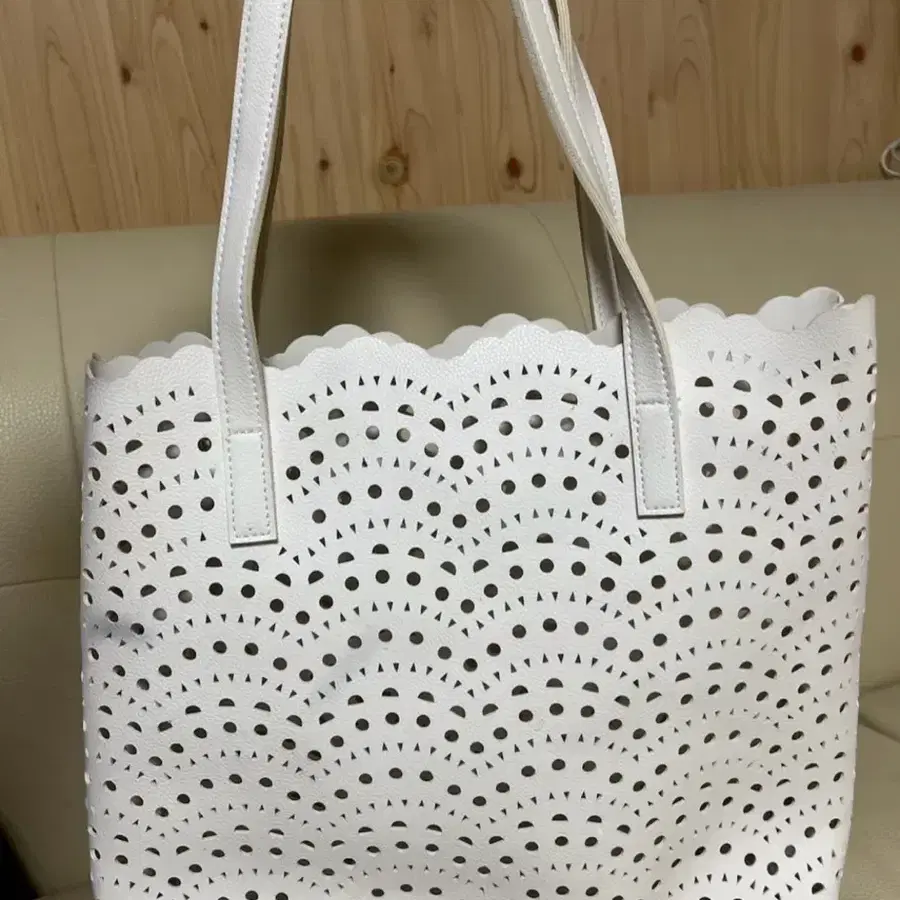 화이트 펀칭 숄더백