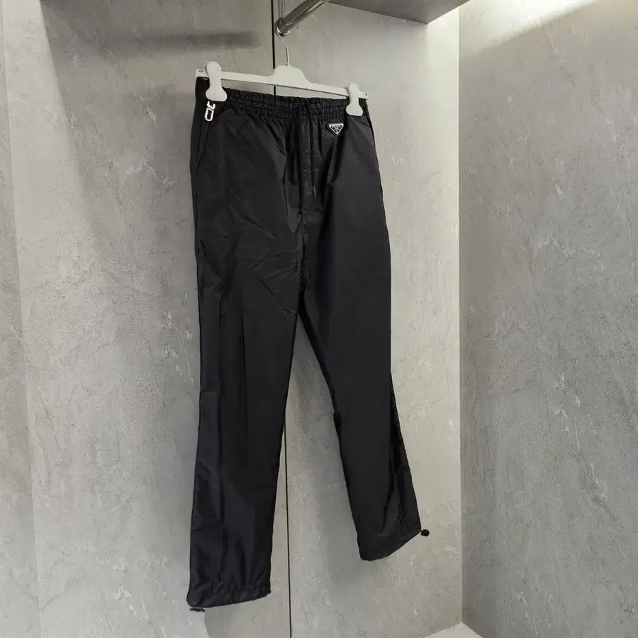 프라다 리나일론 테크니컬 에스닉 삼각로고 팬츠