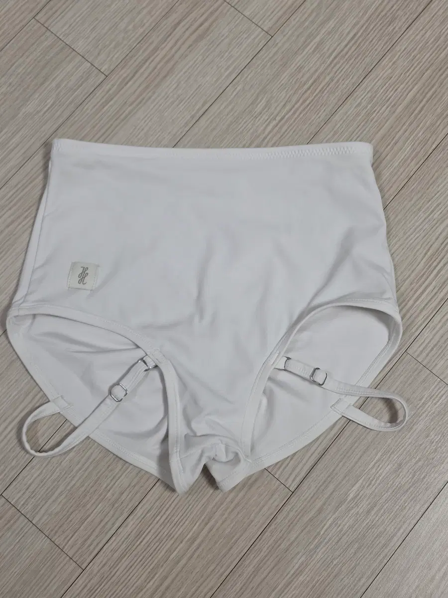 핫한폴웨어 그루브 가터 숏츠 화이트 m