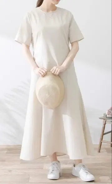새상품 미사용 어반 리서치 서니 레이블 하프 슬리브 세미 플레어 원피스