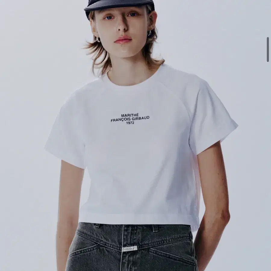 마리떼 W LETTERING LOGO CROP TEE 화이트