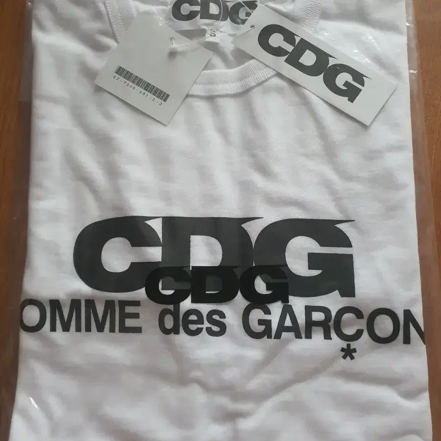 CDG 꼼데가르송 반팔 티셔츠 화이트s
