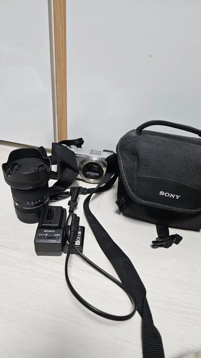 소니 A6400 실버 미러리스 카메라 (시그마 18-50mm 렌즈 포함)
