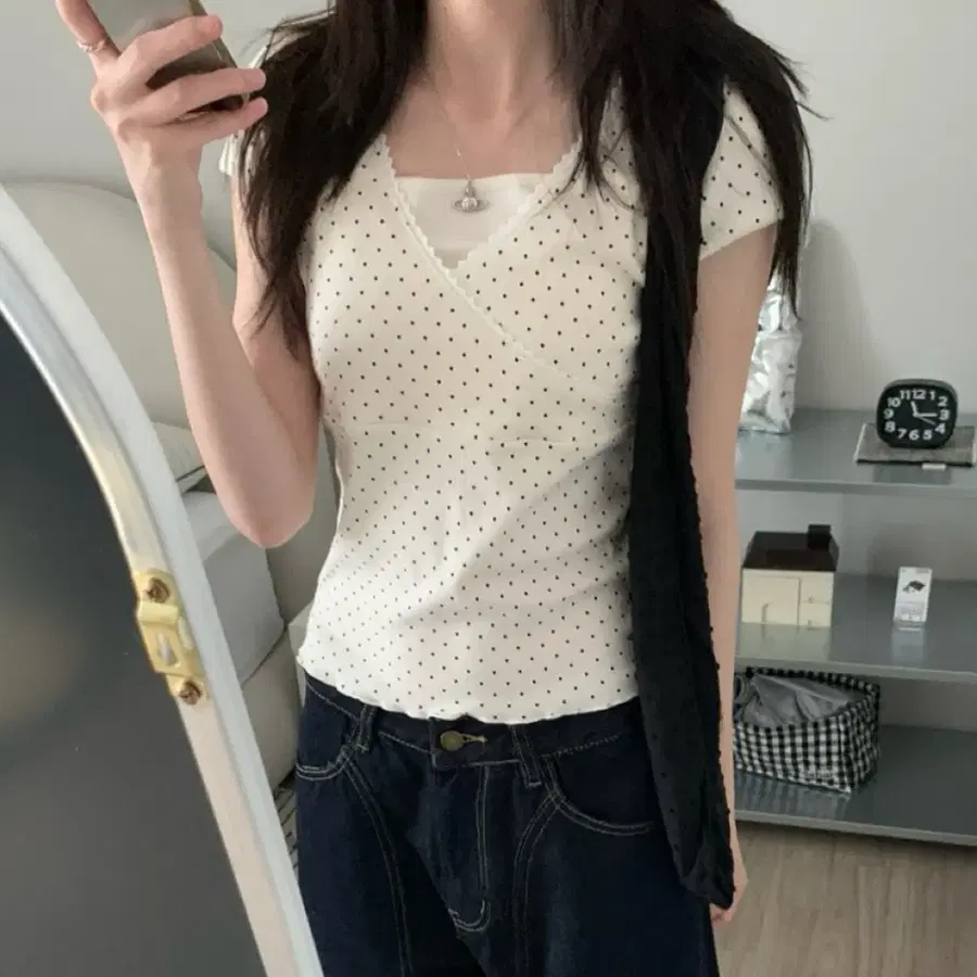 모브앤로지 브이넥 레이스 절개 도트 반팔 브이넥 티셔츠