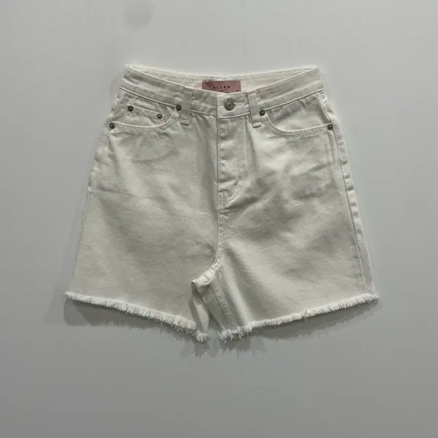 [새상품] 화이트 데님 반바지