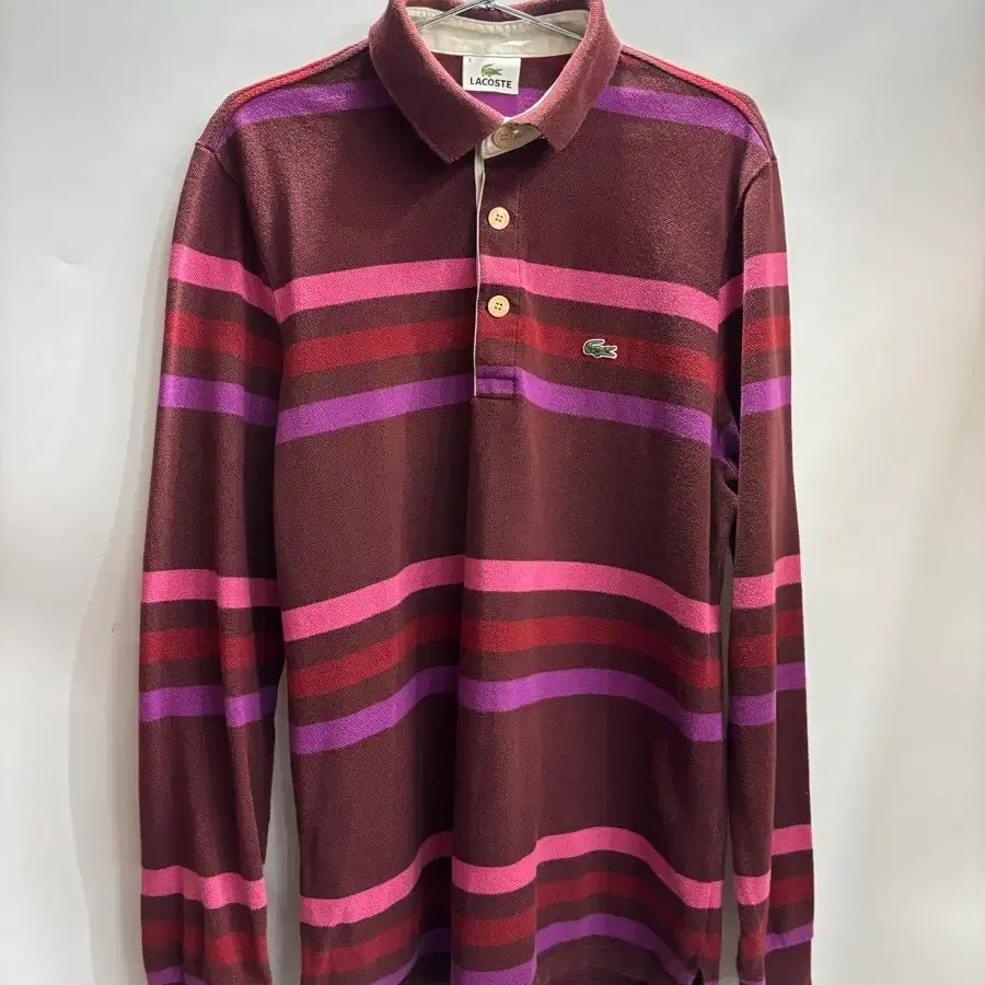 [3(95)] 라코스테 (LACOSTE) 버건디 멀티 스트라이프 긴팔 카라티 2.0  * 상세 사이즈 - 총길이: 73 - 가슴반품: 50 - 팔길이: 64 - 어깨: 43  *