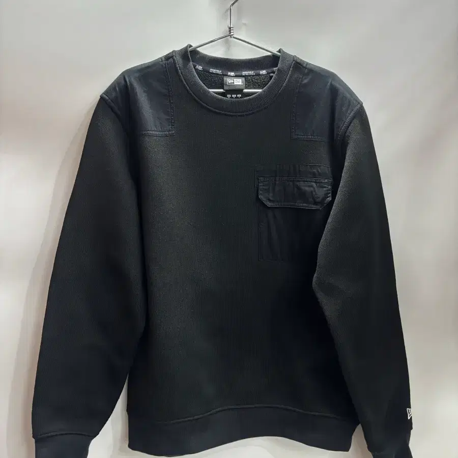 [95 (M)] 뉴에라 (NEW ERA) 블랙 포켓 배색 기모맨투맨 스웨트셔츠 2.0  * 상세 사이즈 - 총길이: 70 - 가슴반품: 56 - 팔길이: 66 - 어깨: 48  *