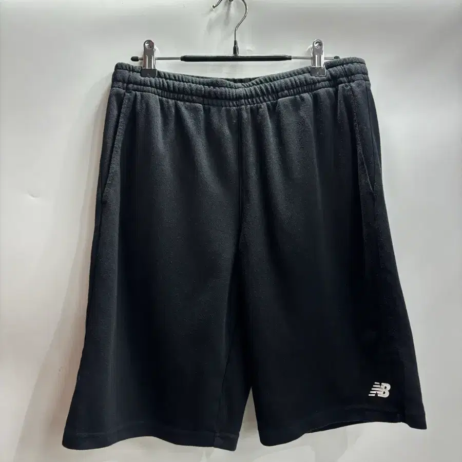 [85(L)] 뉴발란스 로고 포인트 블랙 트레이닝 숏팬츠 2.0  - 브랜드: 뉴발란스 (NEW BALANCE) - 색상: 블랙 - 사이즈: 85(L) (실측: 허리단면 38 /