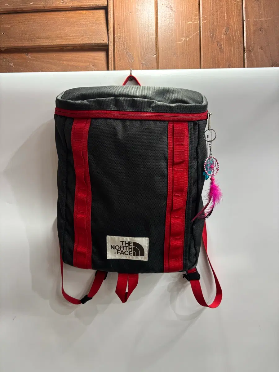 [가로 28] 노스페이스 블랙 & 레드 배색 백팩3.5  - 브랜드: 노스페이스 (THE NORTH FACE) - 색상: 블랙 / 레드 - 사이즈: 가로 28 / 세로 36 (cm
