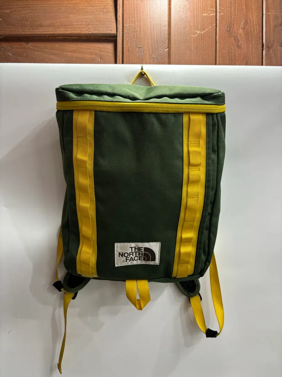 [가로 28] 노스페이스 그린 & 옐로우 배색 백팩 3.5  - 브랜드: 노스페이스 (THE NORTH FACE) - 색상: 그린 / 옐로우 - 사이즈: 가로 28 / 세로 36