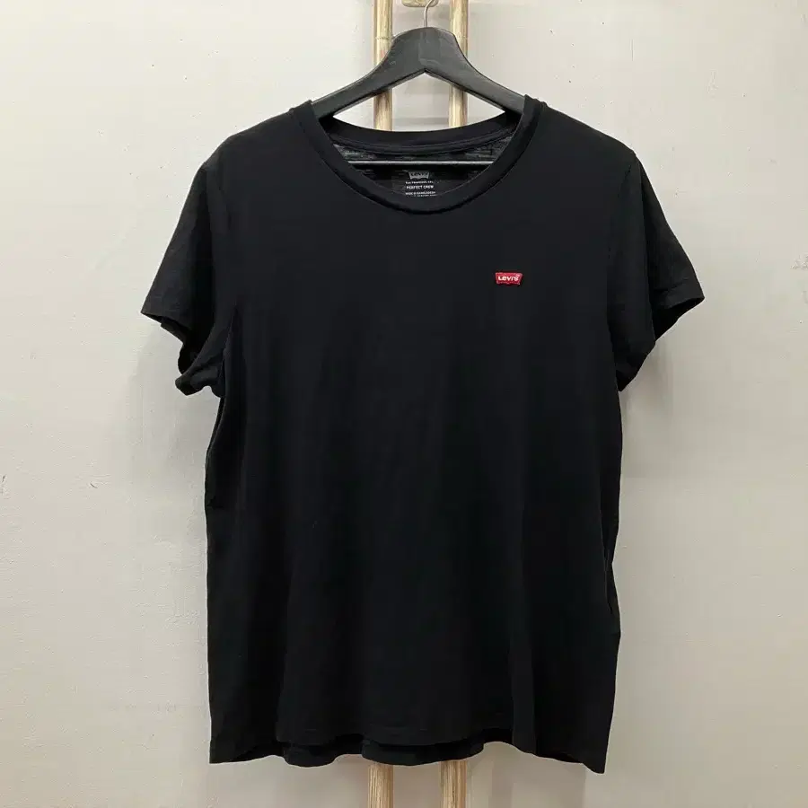 1 리바이스(Levis) 반팔티 L