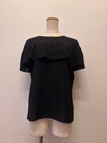 아나이 티어드 프릴 쉬폰 반팔 블라우스 블랙