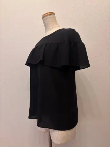 아나이 티어드 프릴 쉬폰 반팔 블라우스 블랙