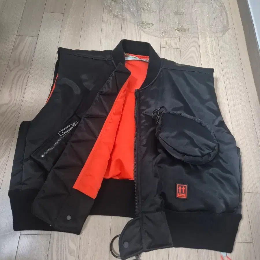 오프화이트 한정판 MA-1 패딩조끼