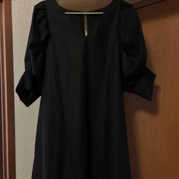 와타나베 미나요 셀렉 V넥 퍼프 슬리브 원피스 블랙 주말 한정 가격