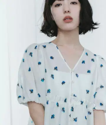 <EMMEL REFINES> EM 플라워 프린트 퍼프 슬리브 블라우스