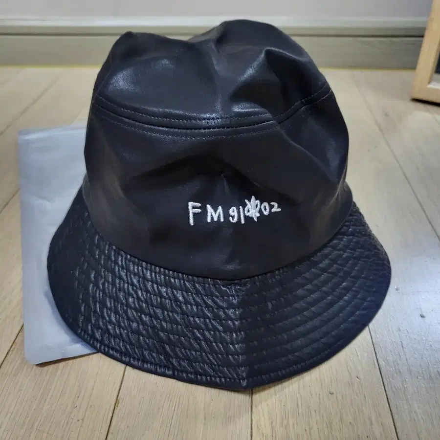 미착용 / 새 상품) FM9102 블랙 가죽 버킷햇