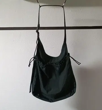 ERA. TAS BIG RED CROSS APRON BAG Black