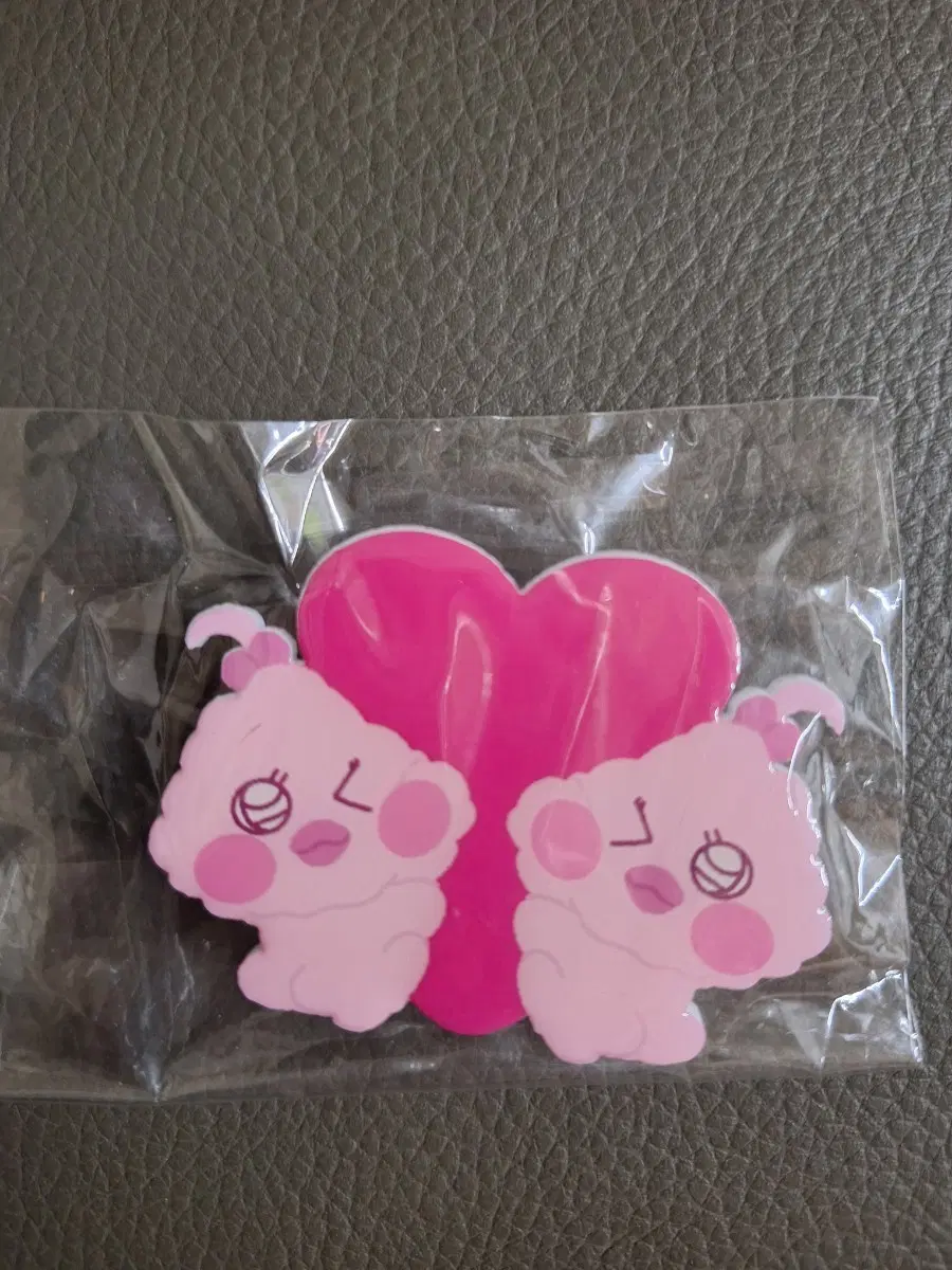 핑크색 하트와 귀여운 캐릭터 그립톡