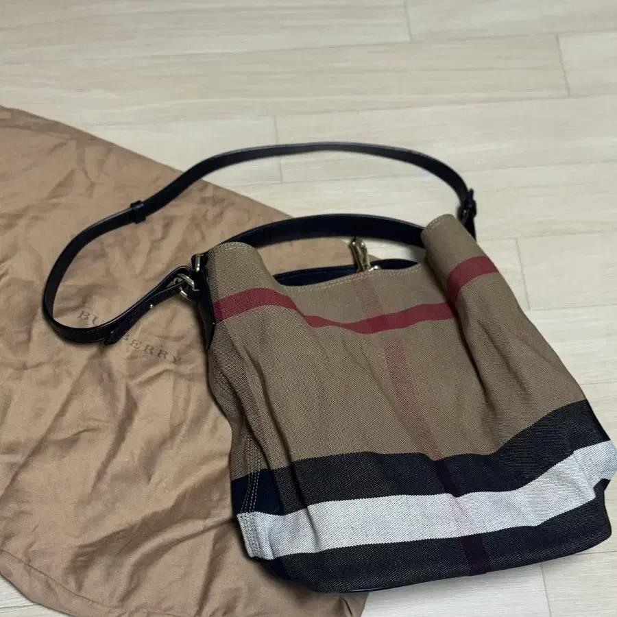 버버리 애쉬비 호보백 미디움