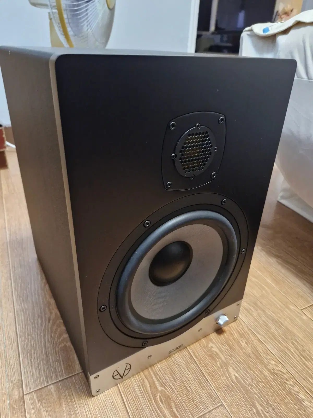 이브 EVE SC-208 스피커 1조 판매합니다.