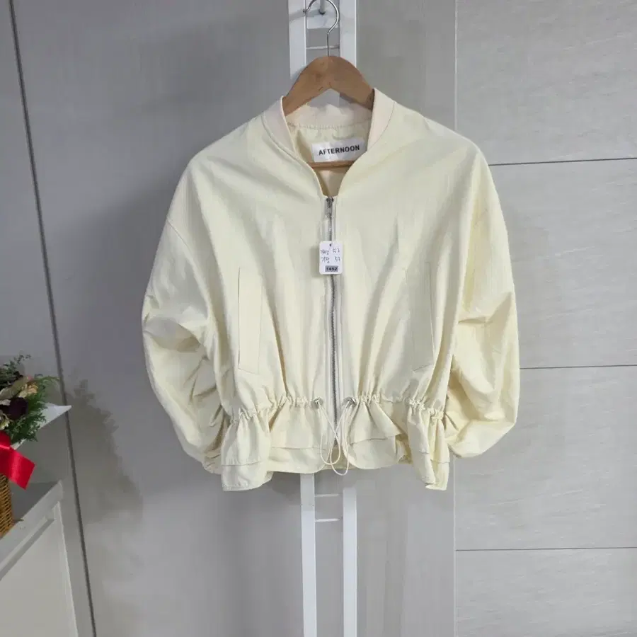 애프터눈 크롭 봄버 자켓 아이보리