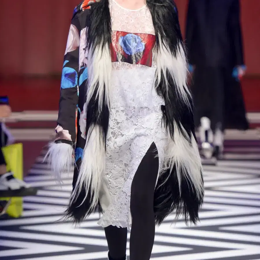MSGM 엠에스지엠 17/FW 시스루 플로어 레이스 숏츠 슬리브드