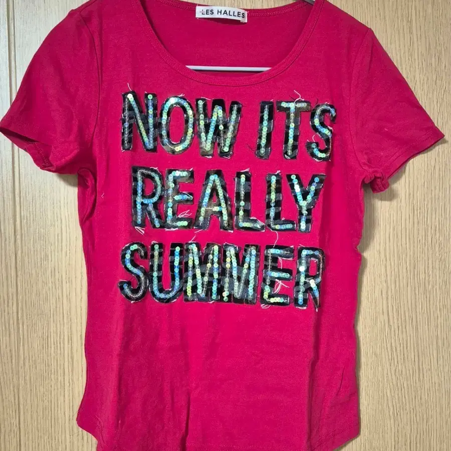 NOW ITS REALLY SUMMER 스팽클 레드 티