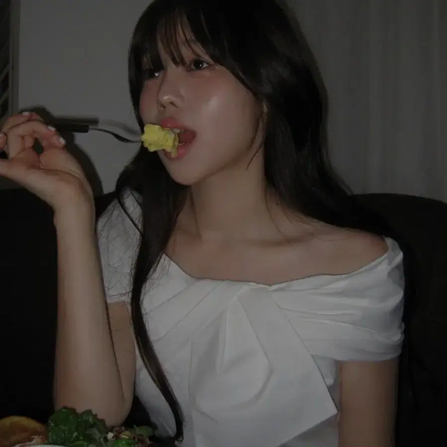 잇미샤 오프숄더 블라우스