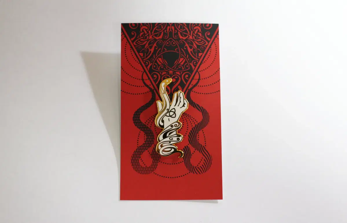 [새상품] 마블 토르&로키 형제 뱃지 화이트 (Triquetra Hand & Snake) 금속 뱃지 금속 배지