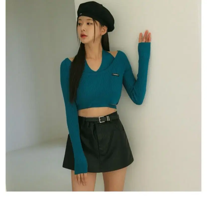 HYBERNAT 홀터넥 크롭 니트