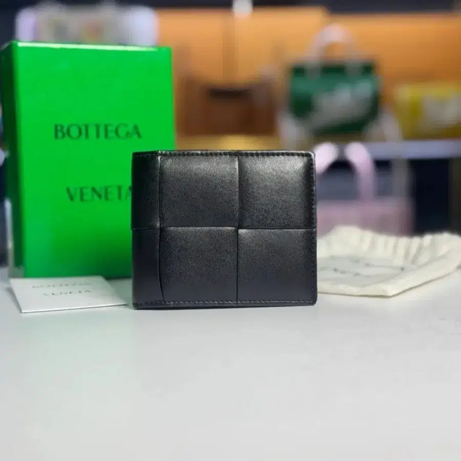 보테가베네타 인트레치아토 맥시 반지갑