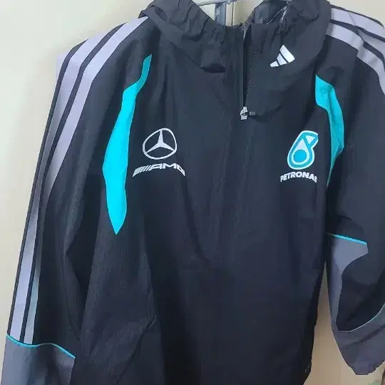 아디다스 메르세데스 AMG 페트로나스 F1 팀 메카닉스 레인 자켓 (새제품급)