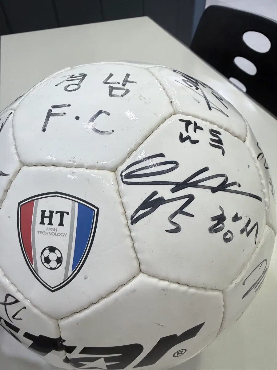 [친필]2007년 경남fc 박항서 감독 등 15명 이상의여러 코치진과 선수단 싸인볼