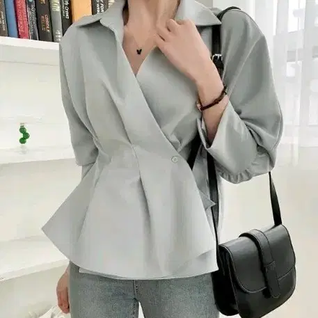 [새상품] 러빙유 브이넥 셔링 랩 블라우스 (민트)