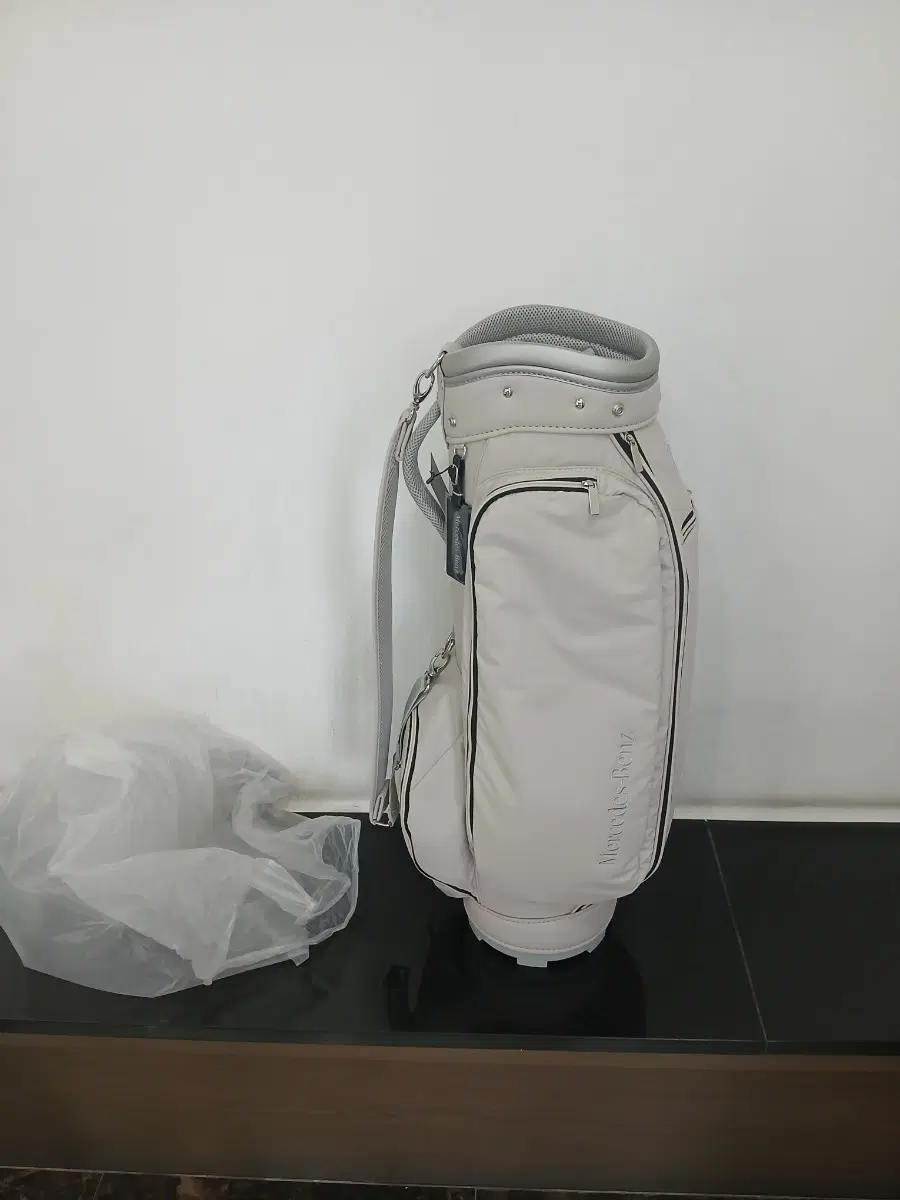 메르세데스벤츠 골프백 아이보리 입니다