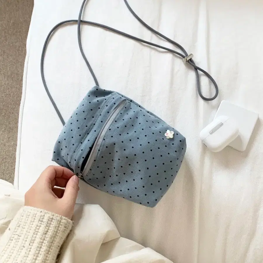 케이크 mini pocket bag-deep blue dot