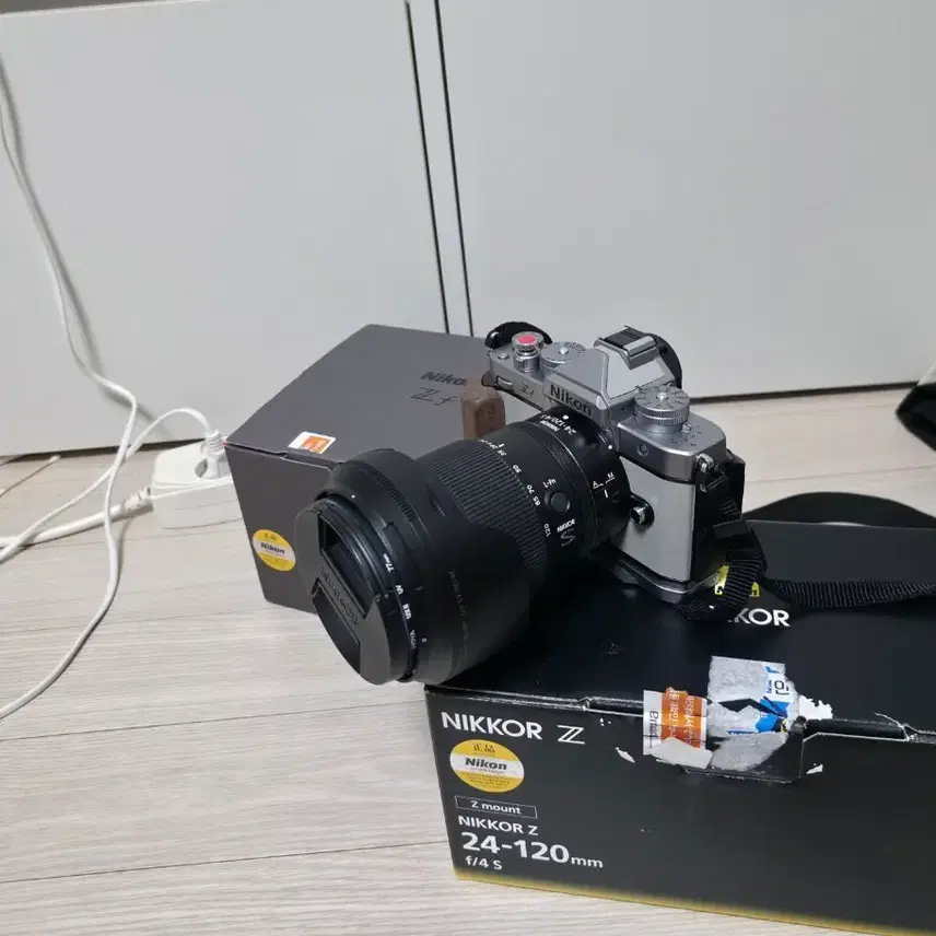니콘 Zf 실버 카메라 + NIKKOR Z 24-120mm 렌즈