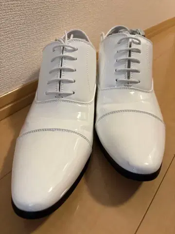 화이트 에나멜 드레스 슈즈